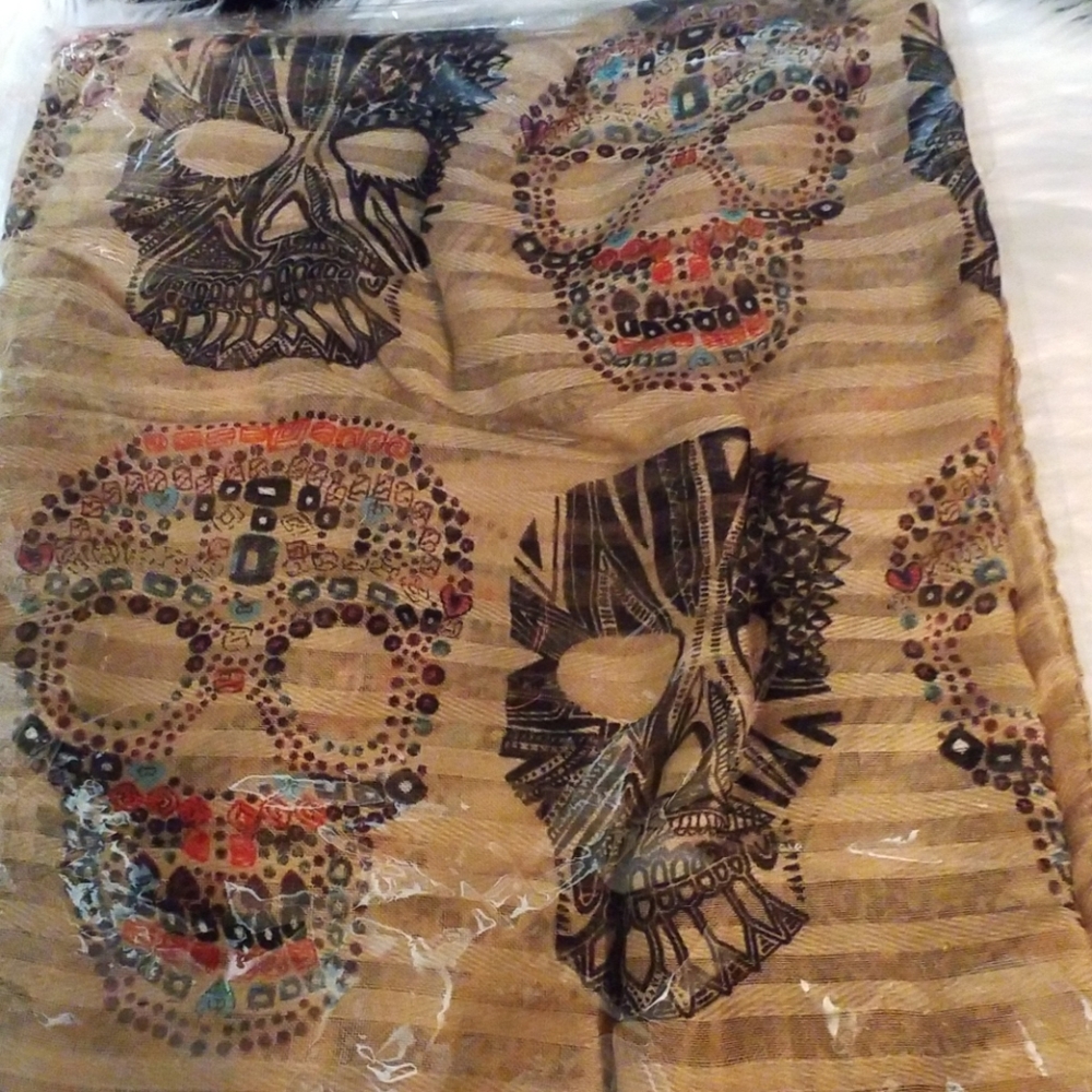 **1 LEFT** Phenomenal Skull Design Scarf - Picture 4 of 5